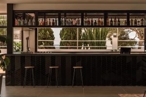 cooks-club-calvia-beach-bar-barra-interior